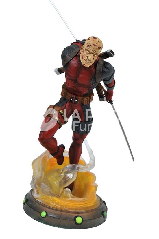 MARVEL GALLERY - UNMUSKED DEADPOOL PVC DIORAMA 23 CM